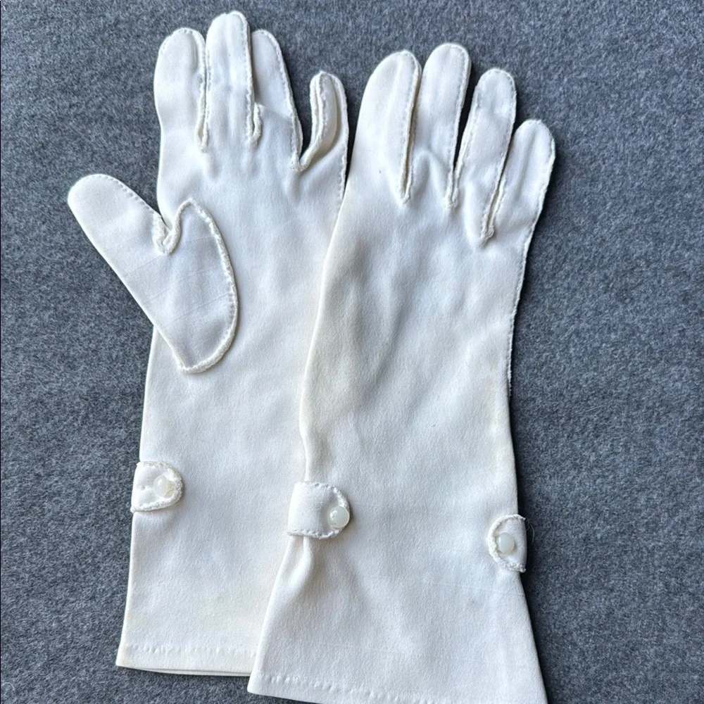 Classic white‎ kid Gloves